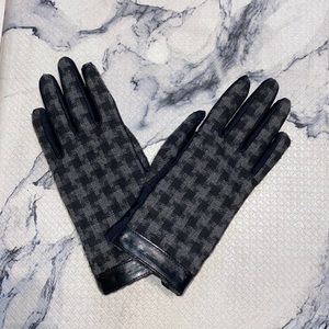 Womens Isotoner lined tech gloves! Beautiful Black/Gray Check🔥Like New🔥MED/LG